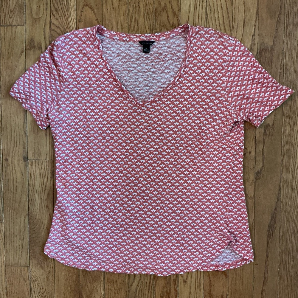 Ann Taylor red and white floral motif‎ short sleeve tee, size Medium